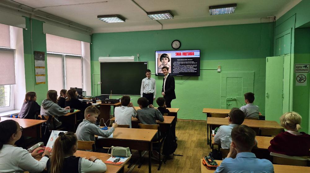 В Калининграде комсомольцы отметили 103-ю годовщину Пионерии уроком истории в школе №44