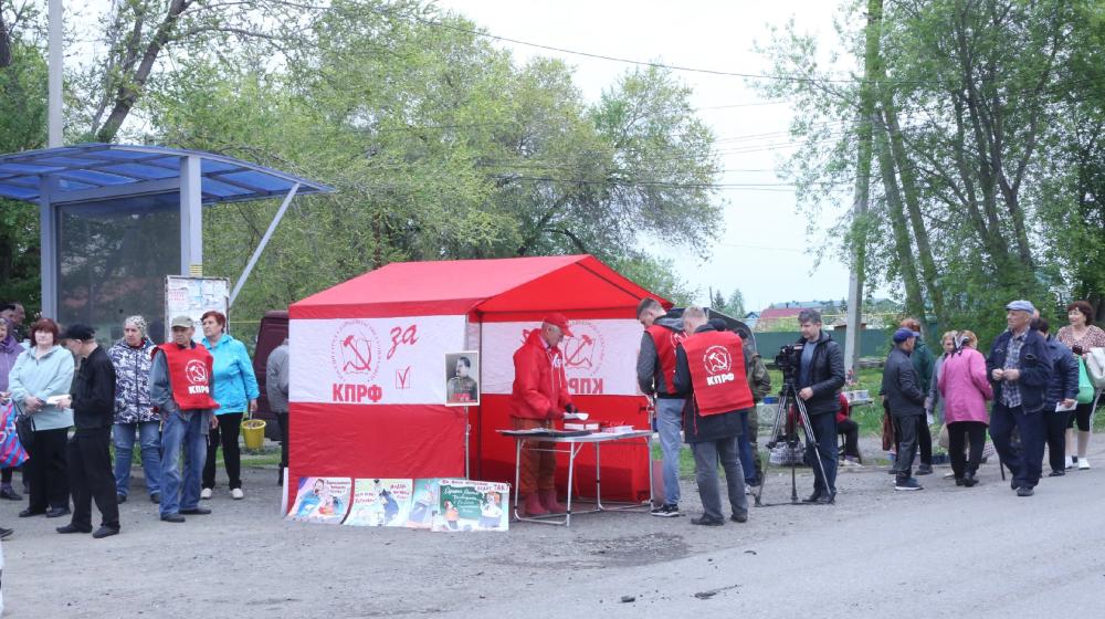 В Омской области стартовала серия акций «красная палатка», посвященных Народному референдуму КПРФ
