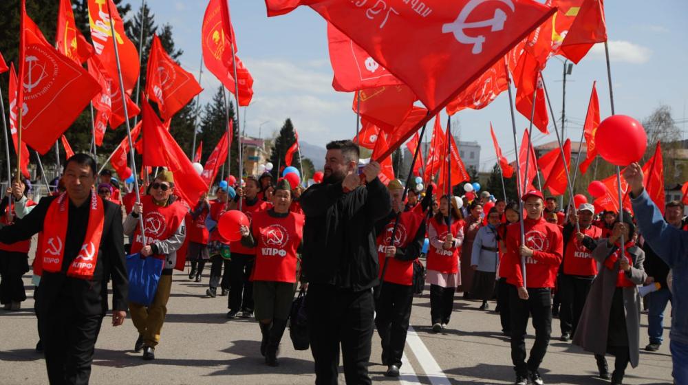 В Туве прошло праздничное шествие, посвященное Первомайскому дню, в котором активно участвовали коммунисты республики