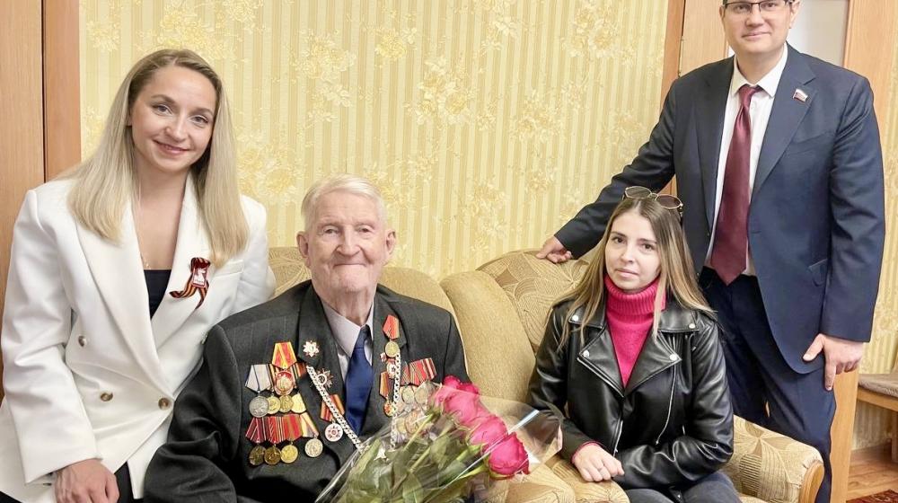 Тульский обком КПРФ поздравил ветерана Великой Отечественной войны А.И. Тимофеева с Днем Победы