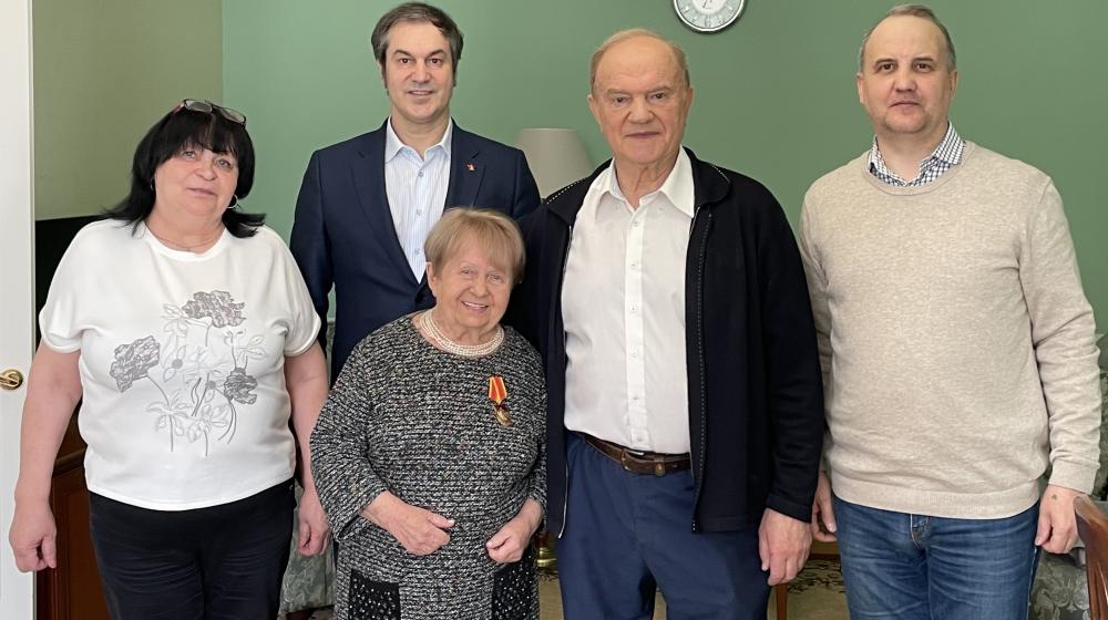 Г.А. Зюганов наградил А.Н. Пахмутову памятной медалью ЦК КПРФ «80 лет Великой Победы»