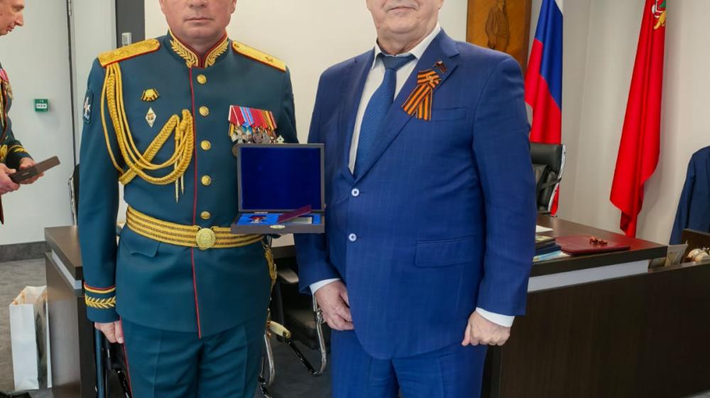 Заместитель Председателя Московской областной Думы, секретарь МК КПРФ Константин Черемисов вручил знаки «За службу закону III степени»