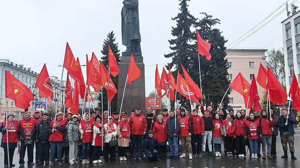 Иваново окрасилось алым знаменем Первомая