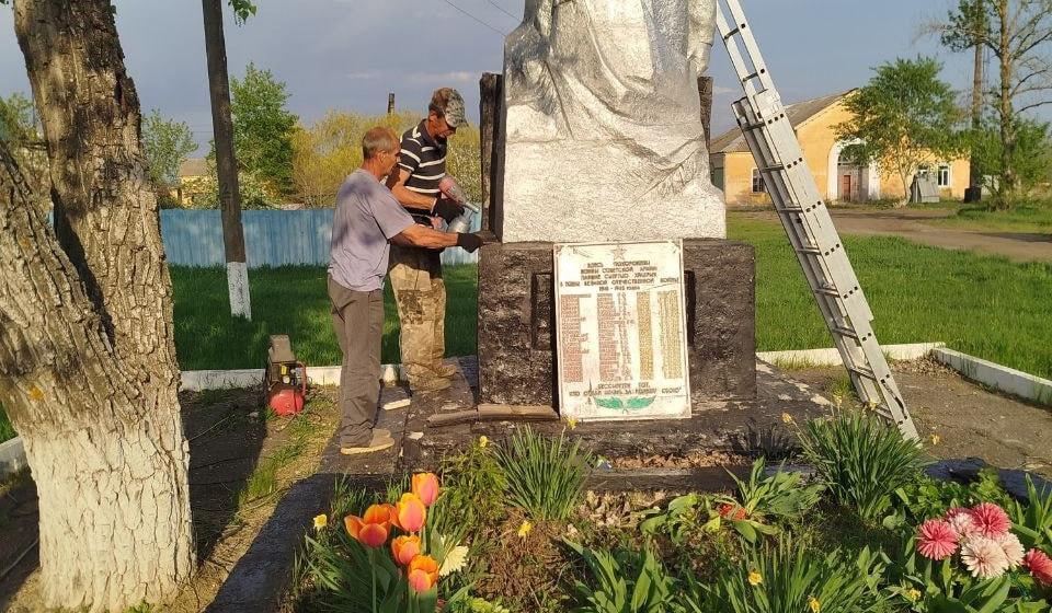 Коммунисты Меловского района ЛНР реставрируют братские могилы