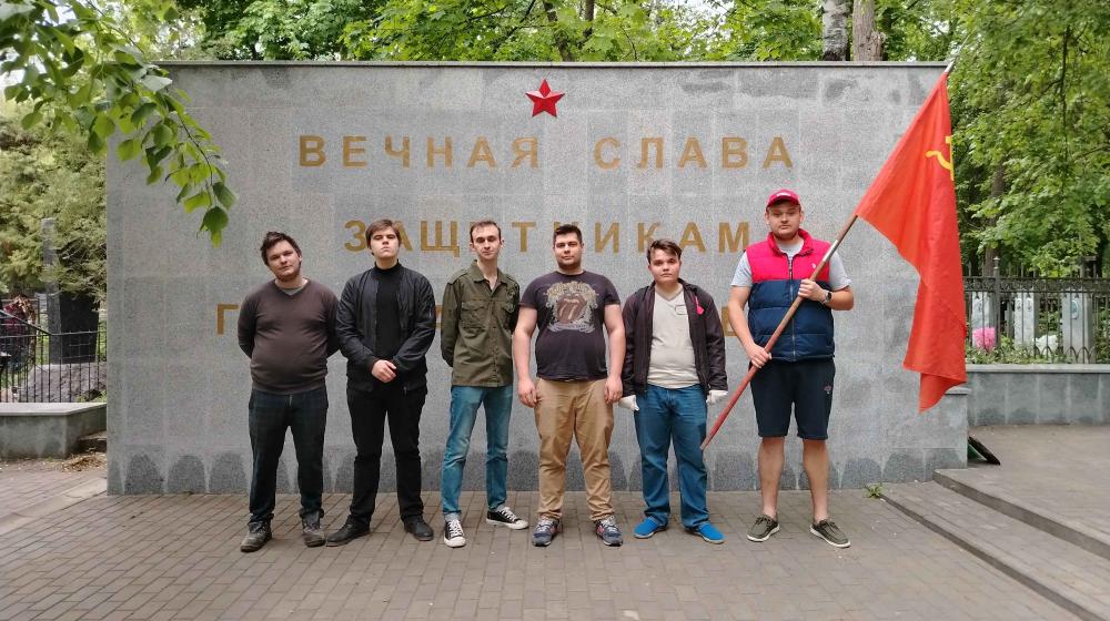 Накануне 9 Мая комсомольцы привели в порядок могилы бойцов Красной Армии, освобождавших Воронеж в 1943 году