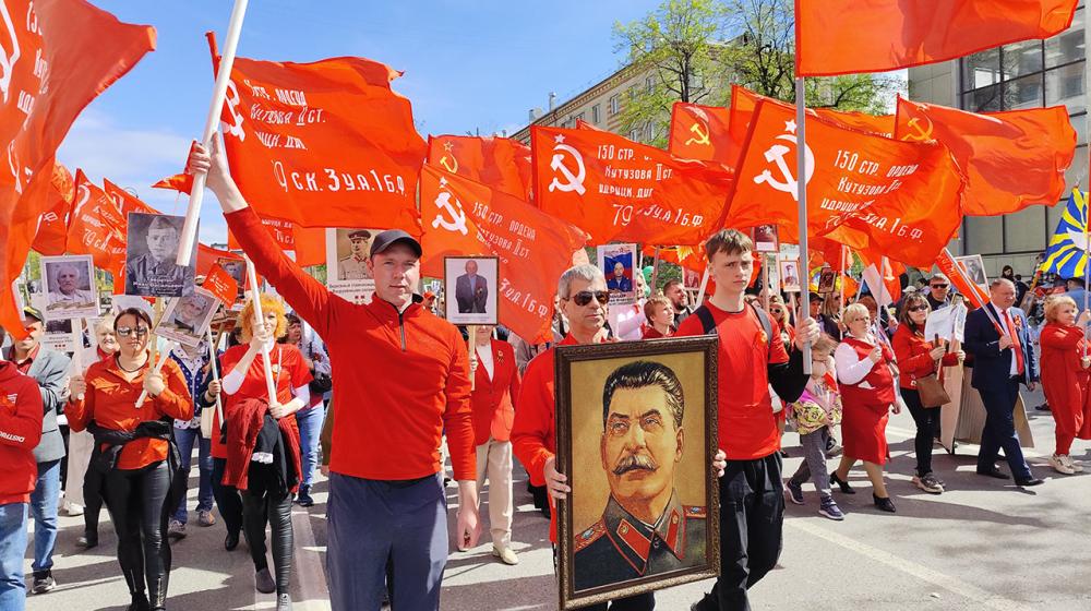 Под знаменем Сталина в день 80-летия Победы: колонна КПРФ в сердце Бессмертного полка Тюмени