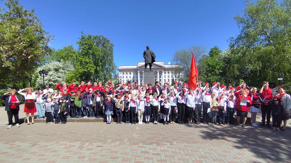 Тюмень отметила День пионерии салютом Ильичу