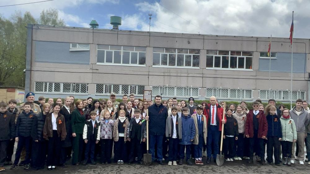 Олег Лебедев организовал высадку деревьев в средней школе города Твери
