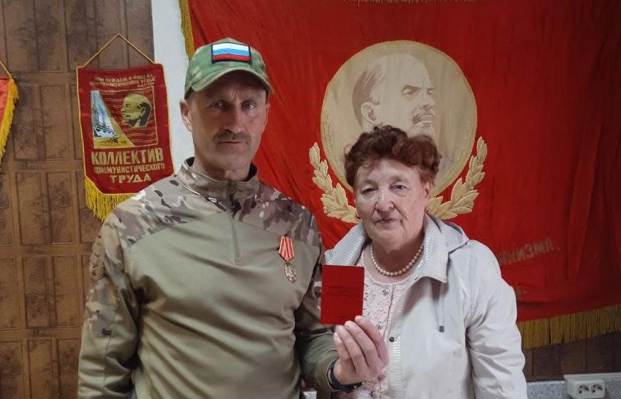 Тюменская область. Лидер областных коммунистов Тамара Казанцева вручила партийный билет участнику СВО