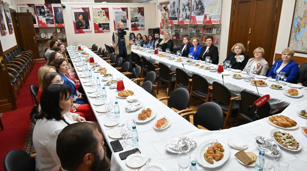 В преддверии Дня Победы Г.А. Зюганов наградил памятными медалями педагогов