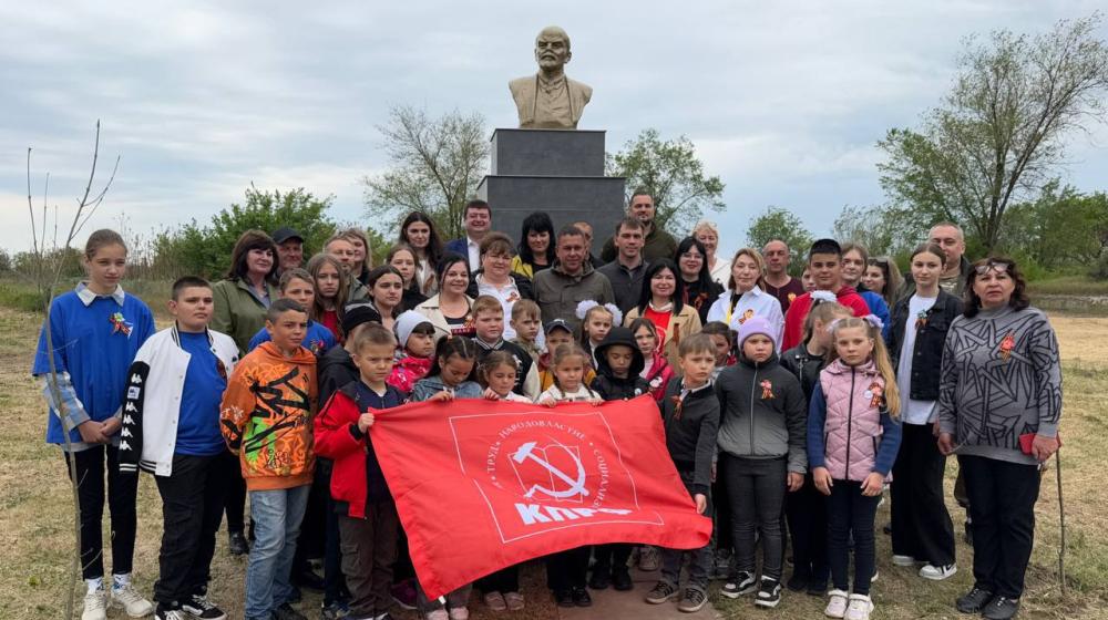 В селе Новософиевка Херсонской области жители собственными силами восстановили памятник Владимиру Ильичу Ленину