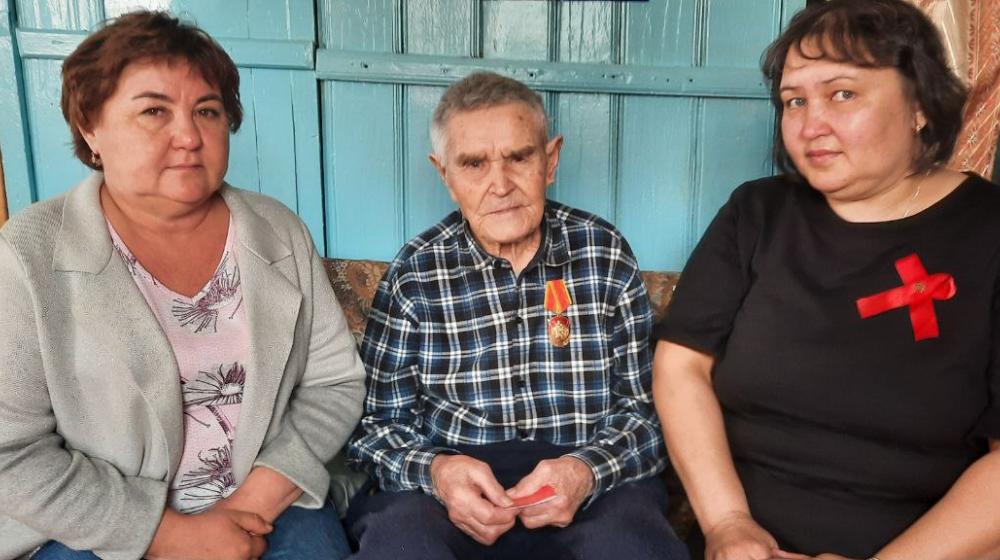 Коммунисты Забайкалья наградили 99-летнего участника Великой Отечественной войны медалью «80 лет Победы»