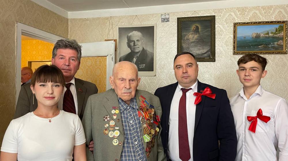 Коммунисты Крыма поздравили с праздником Великой Победы и с Днем Рождения ветерана Великой Отечественной войны Степана Михайловича Крайнюка