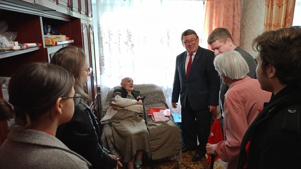Курская область. Николай Иванов вручил медаль ЦК КПРФ ветеранам Саушкиным