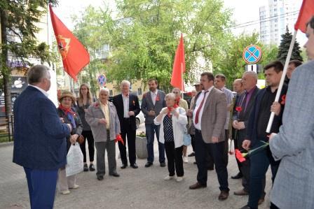 Воронежская область. Знамя с красным галстуком цвета одного