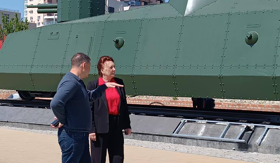 Лидер волгоградских коммунистов Тамара Головачева посетила экспозицию «Бронепоезд войск НКВД»