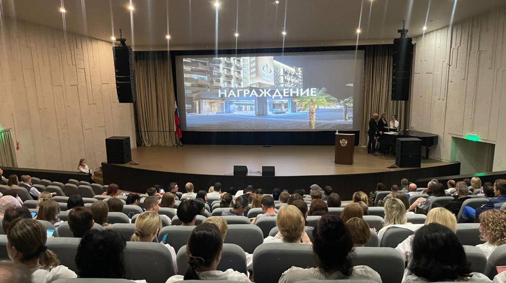 Крымские коммунисты вручили награды коллективу санатория "Форос"