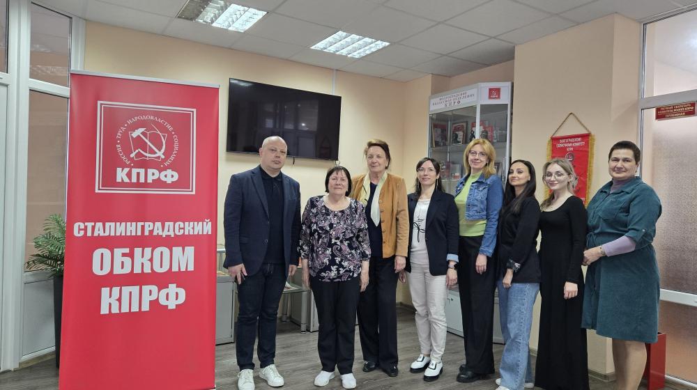 В областном комитете КПРФ встретились с живой легендой сталинградских детей войны Зинаидой Андреевой