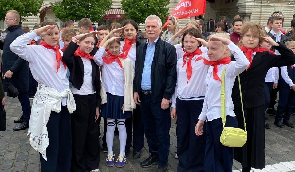Депутат от Санкт-Петербурга С.М. Пантелеев принял участие в посвящении в пионеры на Красной площади
