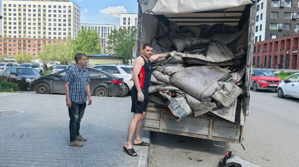 Тюменские коммунисты в очередной раз собрали и передали теплоизоляционные материалы для бойцов СВО