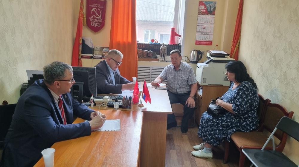 Александр Наумов на приеме жителей в Кашире помог пенсионерам и беженцам из Луганска