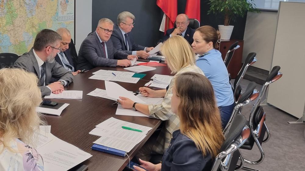 На заседании Комитета Мособлдумы по вопросам государственной власти и региональной безопасности при участии фракции КПРФ  были рассмотрены и одобрены социально значимые законопроекты