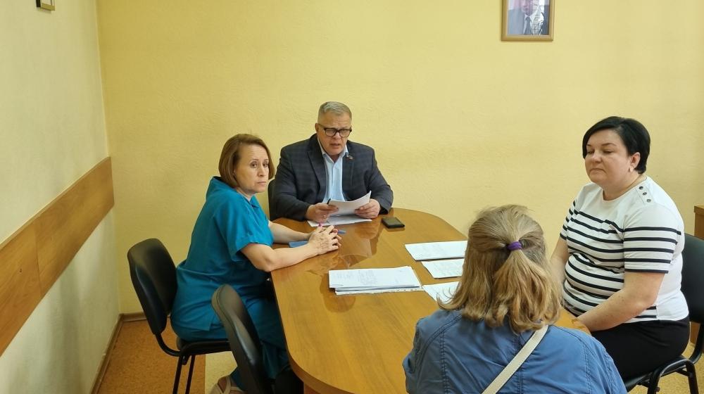 Руководитель фракции КПРФ в Мособлдуме Александр Наумов провел прием граждан в Домодедово и оказал им помощь