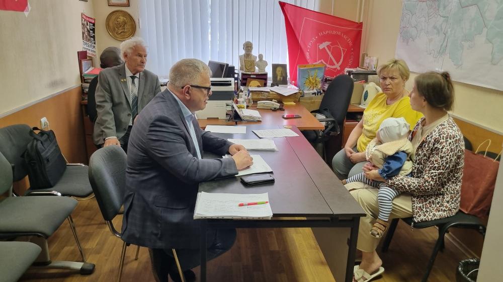 Московская область. Во время депутатского приема Александром Наумовым была оказана помощь многодетной матери, пенсионерам и участнику СВО