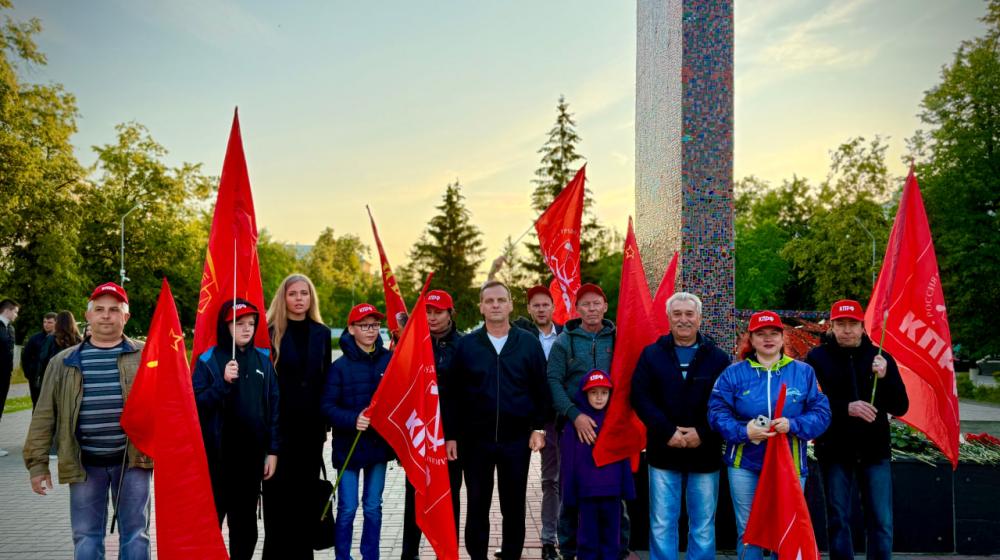 Коммунисты Нижегородской области почтили память героев на акции «Свеча памяти»