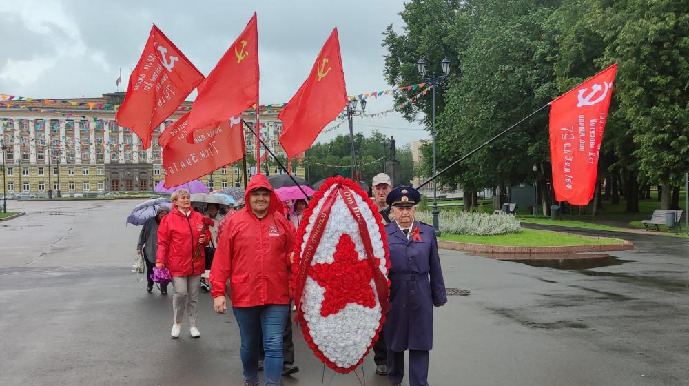 Акции к Дню памяти и скорби проводят новгородские коммунисты