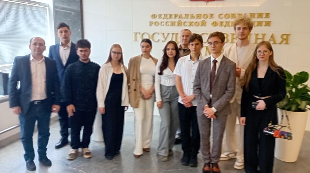 КПРФ организовала экскурсию по Госдуме для тульских студентов