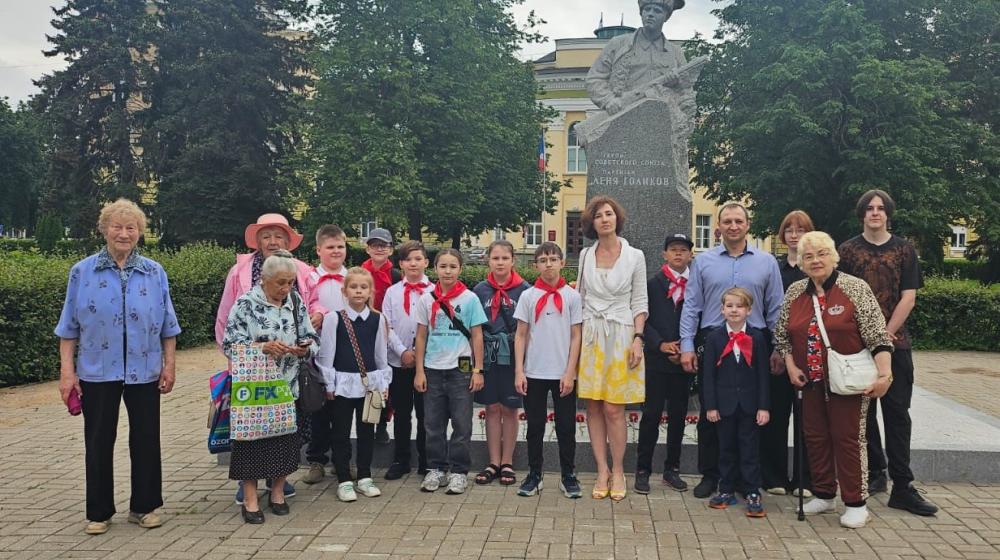 Новгородские пионеры почтили память пионера-героя Лёни Голикова
