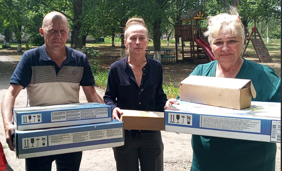 Беженцы в ЛНР получили необходимую бытовую технику от новгородских коммунистов