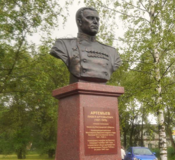 Бюст организатору Парада Победы 1945-го года открыли в Великом Новгороде
