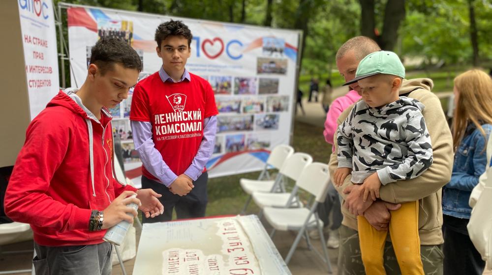 Самарская область. Комсомольцы провели патриотический урок «Знамя Нашей Победы»
