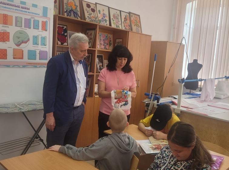 Краснодарский край. Депутат-коммунист Н.И. Осадчий подарил школе-интернату в станице Казанской спортивный и музыкальный инвентарь