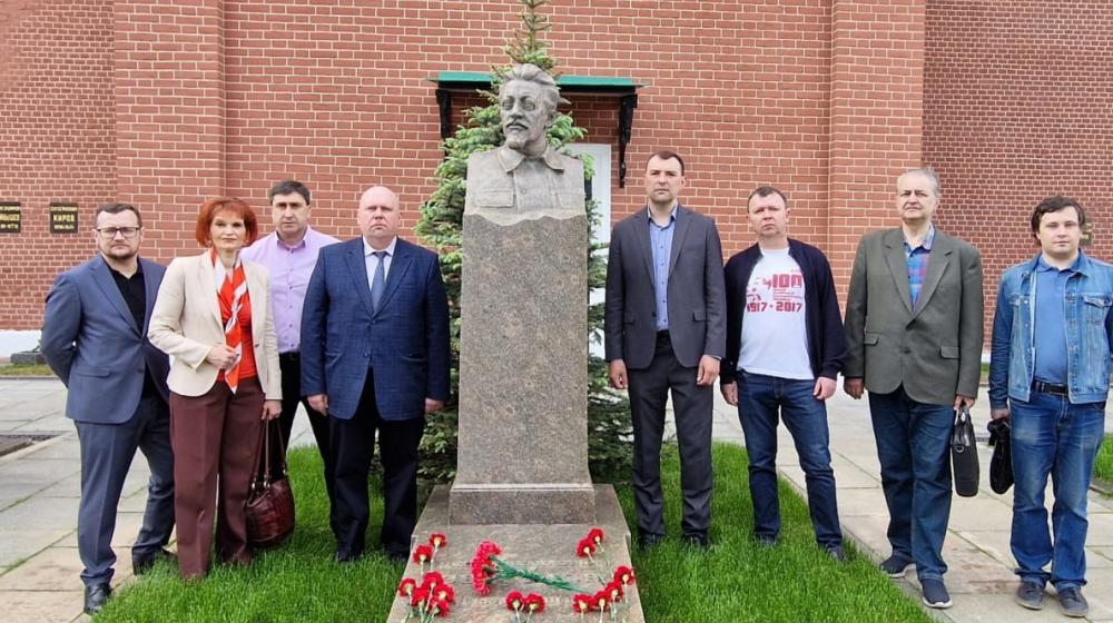 Руководители РУСО возложили цветы к могиле Якова Свердлова в честь его 140-летия
