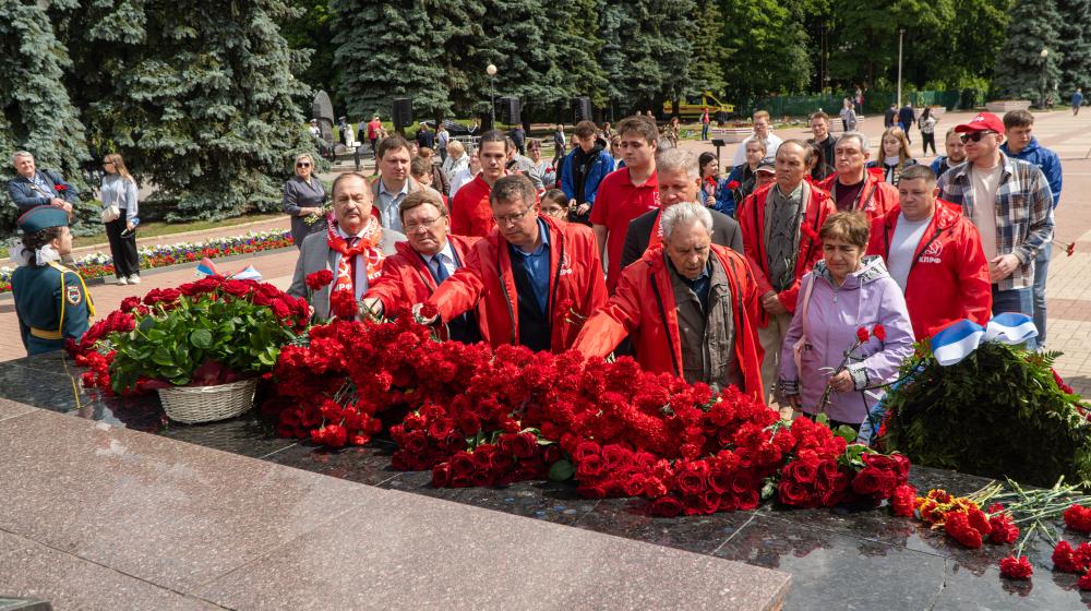 Курск. Н.Н. Иванов провел церемонию возложения цветов на Мемориале памяти павших в годы Великой Отечественной войны в 1941-1945 годах