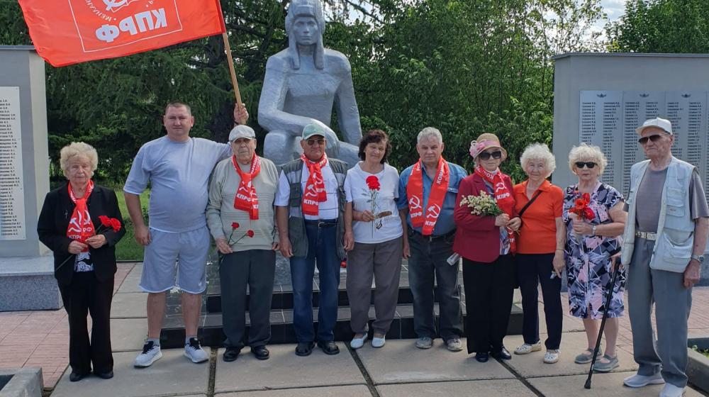 Омские коммунисты возложили цветы к Вечному огню и памятнику Матери-Сибирячке