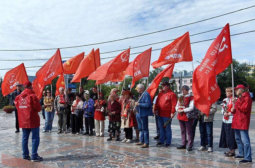 В День памяти и скорби коммунисты и комсомольцы города Иваново почтили память героев