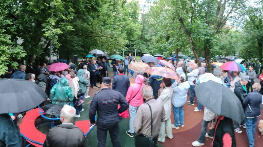 Москва. Депутат Сергей Обухов поддержал протест жителей Щукино против застройки радиационно опасной территории