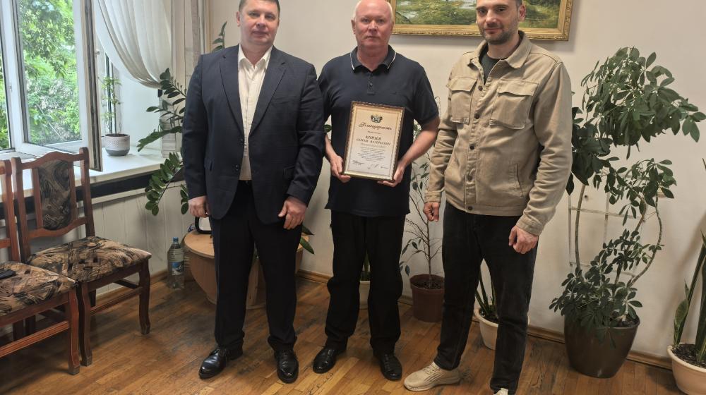 Тюменские коммунисты вручили заслуженную награду преподавателю колледжа