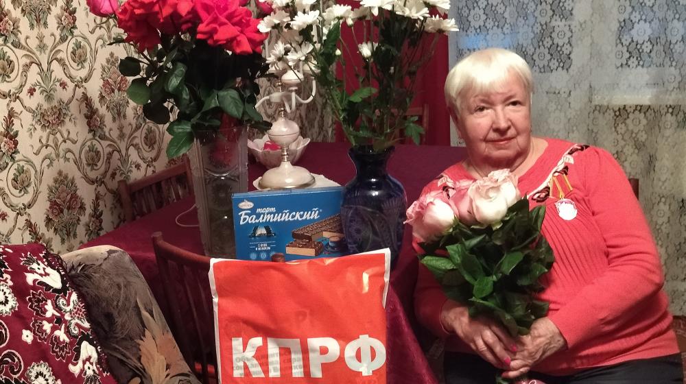 Калужские коммунисты поздравили с днем рождения ветерана партии Д.А. Смирнову