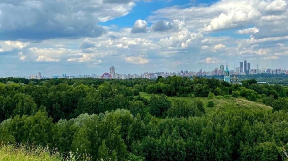 Москва. Народная приемная КПРФ. Руки прочь от «Крылатских холмов». Встреча депутата Госдумы Сергея Обухова с жителями района Крылатское