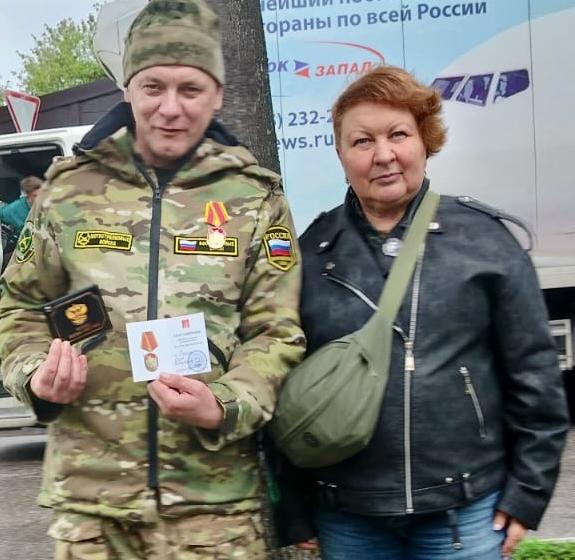 В День ветеранов боевых действий Тульский обком вручил юбилейную медаль к 80-летию Великой Победы участнику СВО, штурмовику П.В. Павлову