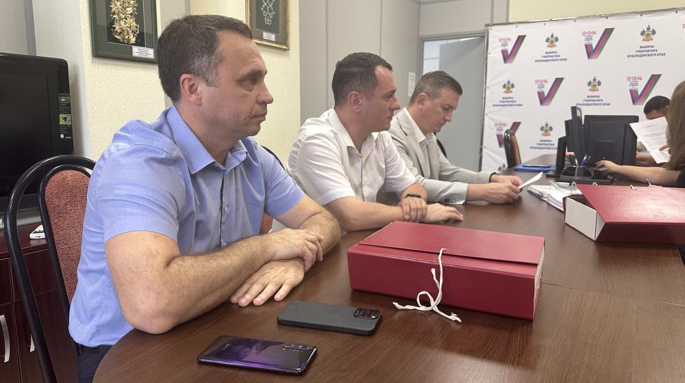 Краснодарский край. В крайизбирком сданы подписи в поддержку Александра Сафронова – кандидата в губернаторы от КПРФ