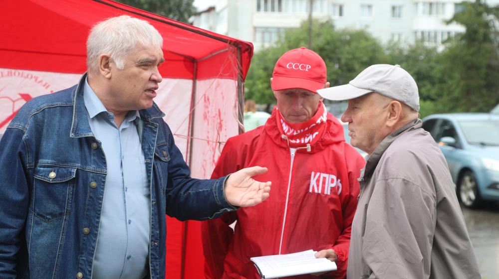 В Омске продолжает работу уличная приемная депутата Госдумы РФ Андрея Алехина