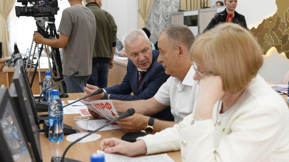 Коммунисты Забайкалья вручили депутатам краевого заксобрания программу КПРФ по развитию региона