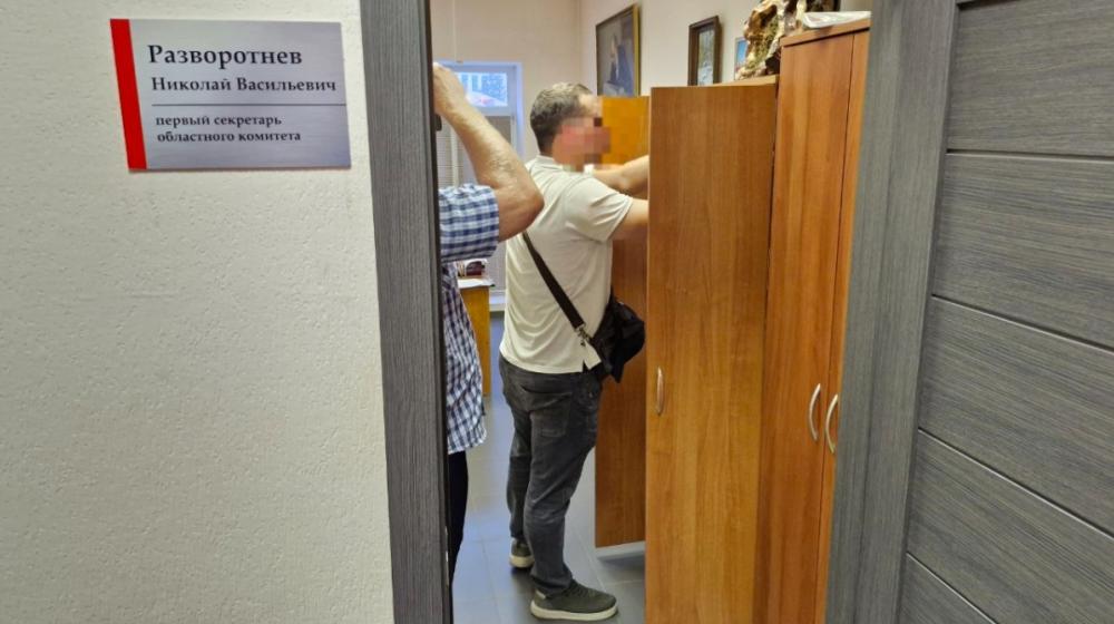 В Липецком обкоме КПРФ сотрудники полиции проводят обыск