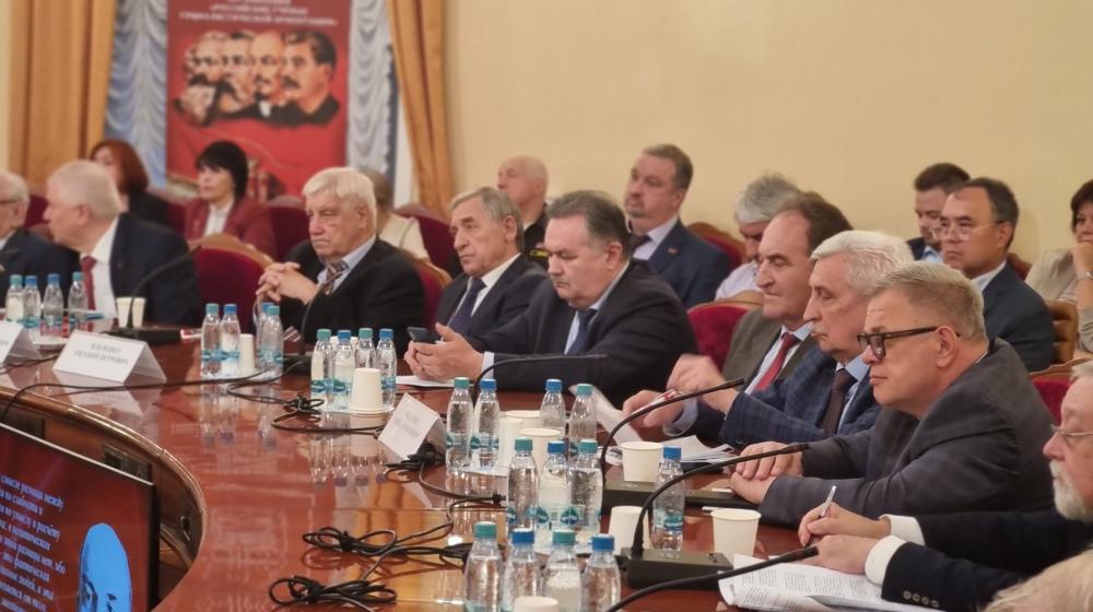 Руководитель фракции КПРФ в Мособлдуме Александр Наумов принял участие в круглом столе, посвященном годовщине событий августа 1991 года